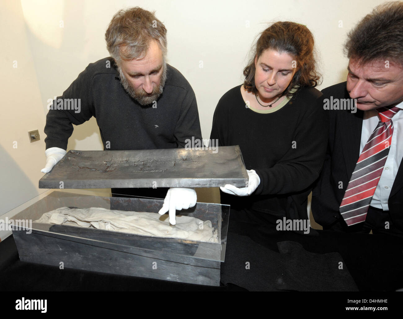 Heinrich Wunderlich (L), capo restauratore della preistoria Museo di Stato, apre la presunta coffing di Queen Edith (910-946 AD) a Halle Saale Germania, 28 gennaio 2009. Edith è stata la prima moglie di re Ottone I (912-973), Imperatore del Sacro Romano Impero, il feretro è stato scoperto nel novembre 2008 nella cattedrale di Magdeburg. Un test del DNA è di portare certezza sull identità del CDR Foto Stock