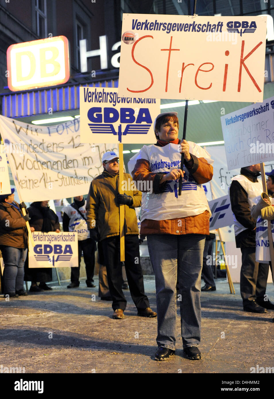 Deutsche Bahn dipendenti durante uno sciopero picket presso la stazione ferroviaria centrale di Monaco di Baviera, Germania, 29 gennaio 2009. I sindacati Transnet e GDBA chiamato per token scioperi in tutta la Germania per intensificare la pressione nel loro contratto salariale negoziati con ?Deutsche Bahn?. Treno ritardi e annullamenti sono stati registrati in particolare nel sud della Germania. Foto: Tobias Hase Foto Stock