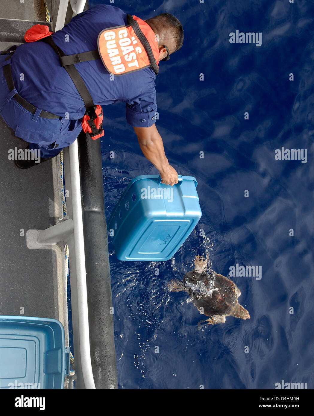 La Guardia Costiera svolge un ruolo fondamentale nella sicurezza interna degli Stati Uniti, operando taglierini, barche e aerei per far rispettare le leggi e proteggere le acque nazionali. Ciò comporta sforzi coordinati con altre agenzie per proteggere i confini degli Stati Uniti, prevenire attività illegali e garantire la sicurezza marittima. Foto Stock