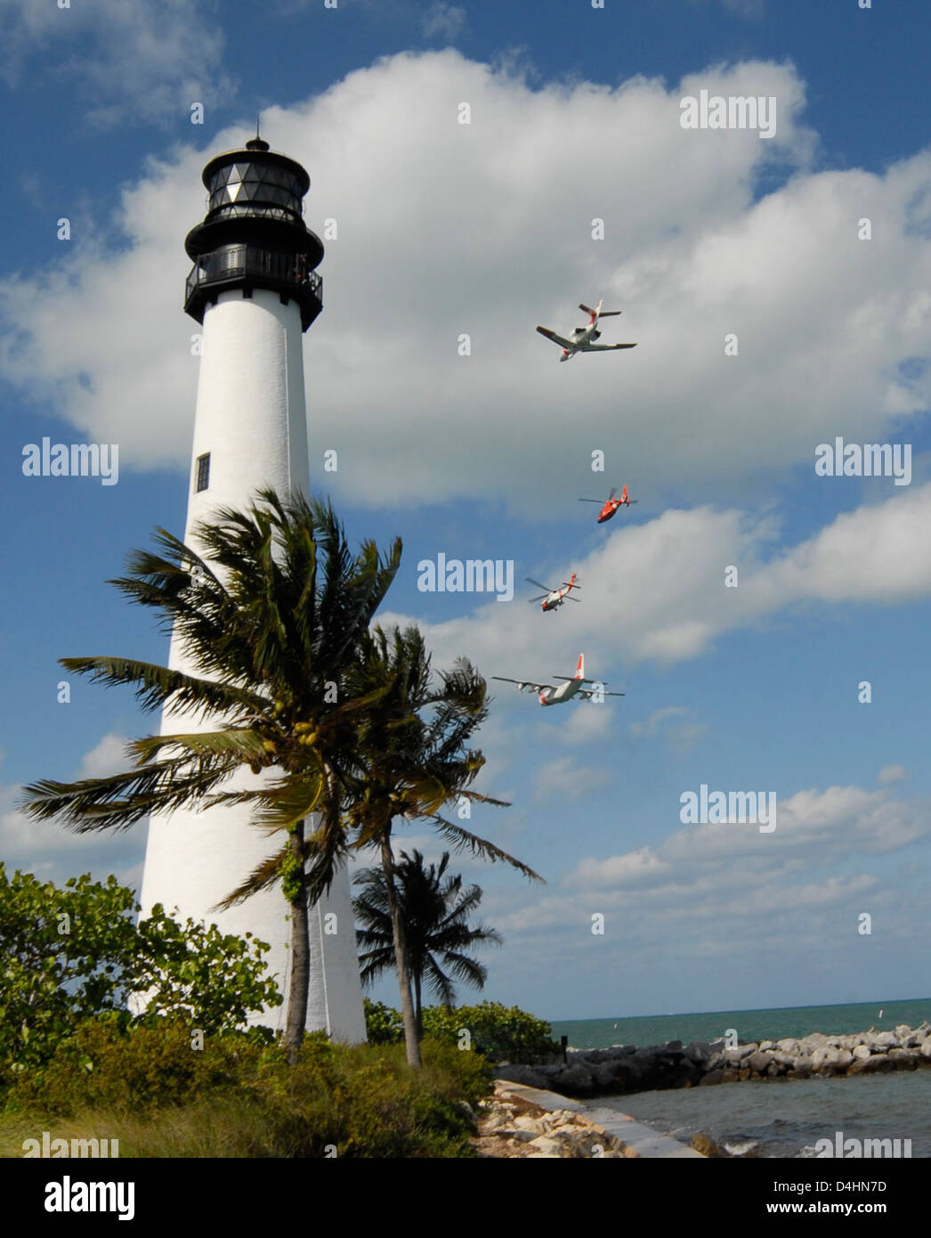 Un cutter della Guardia Costiera pattuglia le acque costiere come parte di una missione di sicurezza interna. Il cutter sostiene gli sforzi di sicurezza nazionale proteggendo le frontiere marittime e prevenendo le attività criminali e terroristiche in mare. Foto Stock