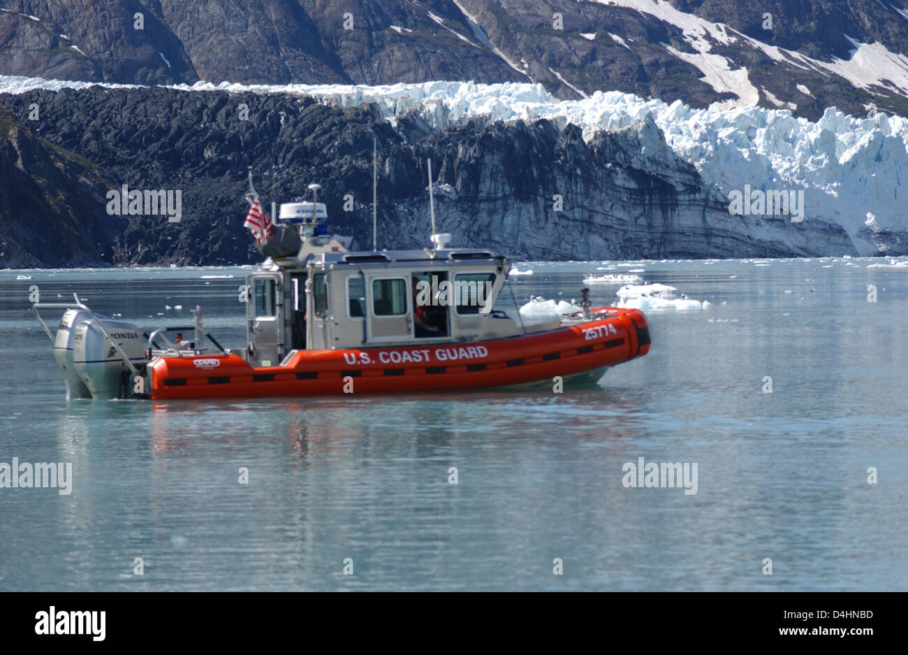 Un cutter della Guardia Costiera degli Stati Uniti partecipa alle operazioni di sicurezza interna, fornendo servizi di sicurezza e forze dell'ordine con barche e aeromobili. Queste operazioni si concentrano sulla protezione della sicurezza nazionale e sull'applicazione delle leggi marittime nelle acque degli Stati Uniti. Foto Stock