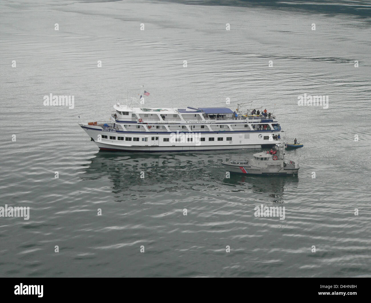 Un cutter della Guardia Costiera e varie forze dell'ordine, tra cui barche e aerei, forniscono supporto per le operazioni di sicurezza interna, garantendo la sicurezza e la sicurezza nazionale. Foto Stock