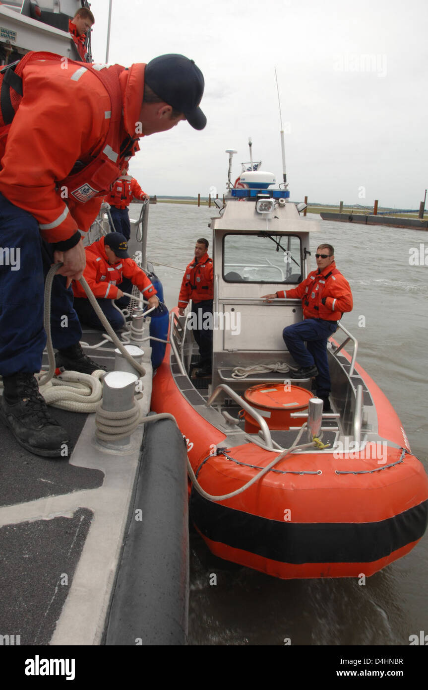 La Guardia Costiera degli Stati Uniti applica le operazioni di sicurezza interna e di applicazione della legge attraverso la sua flotta di taglierini e aerei. Queste risorse conducono pattuglie di routine e missioni di sicurezza nelle acque degli Stati Uniti per proteggere gli interessi marittimi della nazione. Foto Stock