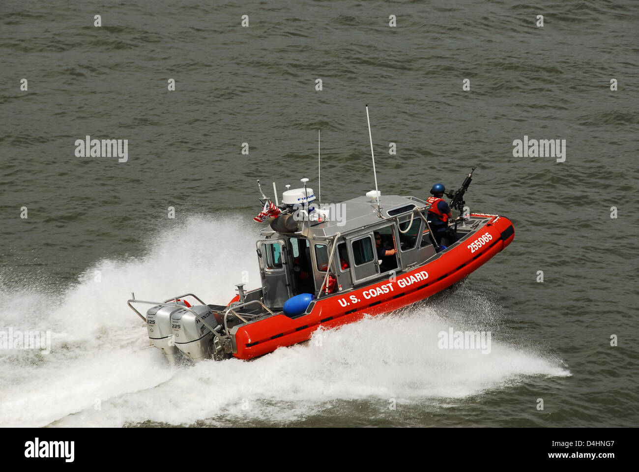 La Guardia Costiera ha condotto un'operazione di sicurezza interna a New York City come parte della missione più ampia per migliorare le forze dell'ordine e garantire la sicurezza marittima. Questa operazione ha coinvolto varie barche e taglierini della Guardia Costiera come parte di una strategia di sicurezza coordinata. Foto Stock