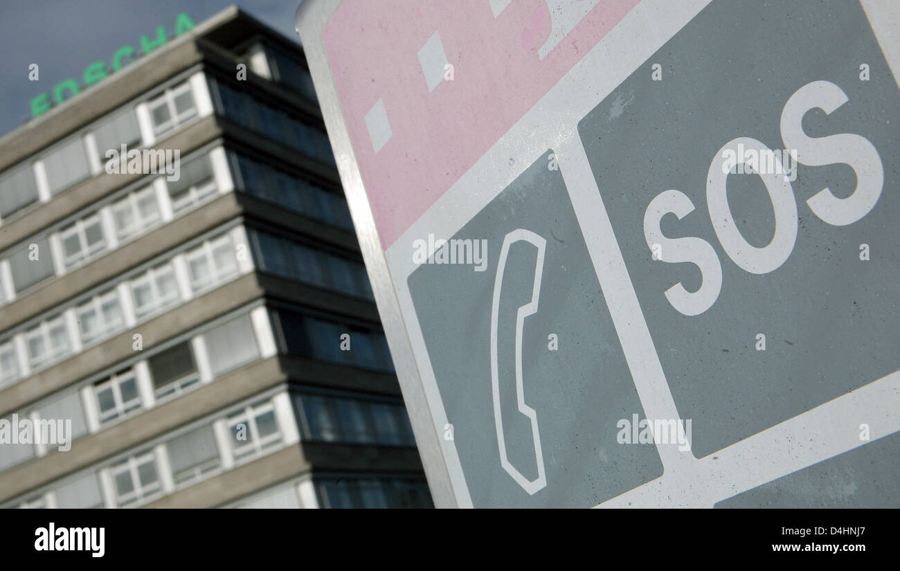 Un SOS segno raffigurato all'impianto del fornitore auto Edscha in Hengersberg, Germania, 03 febbraio 2009. Fornitore auto Edscha ha presentato istanza di fallimento, più di 4.200 dipendenti sono interessati in tutta l'Europa. Foto: OLIVER BERG Foto Stock