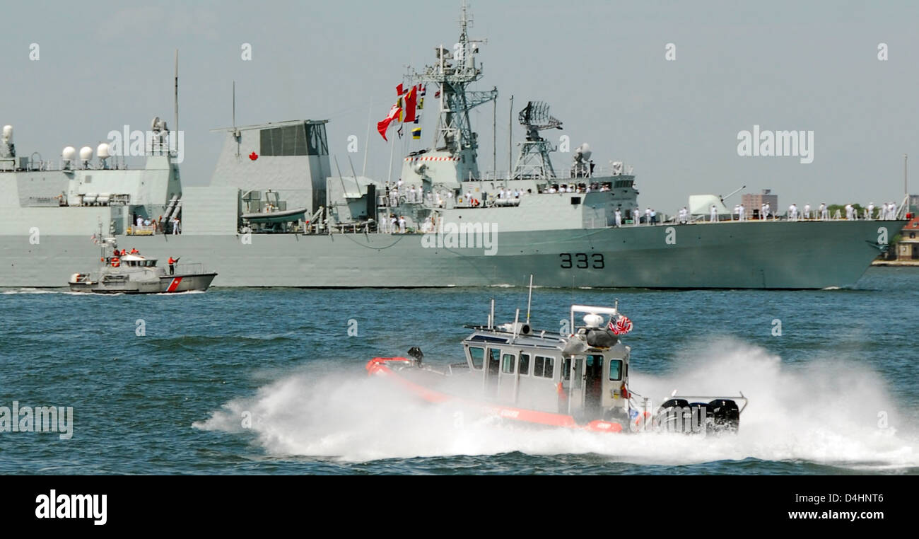 La Guardia Costiera degli Stati Uniti conduce varie operazioni di sicurezza interna, utilizzando barche, taglierine e aerei per garantire la sicurezza nazionale. La Guardia Costiera svolge un ruolo fondamentale nell'applicazione della legge e nella protezione dei confini degli Stati Uniti. Foto Stock