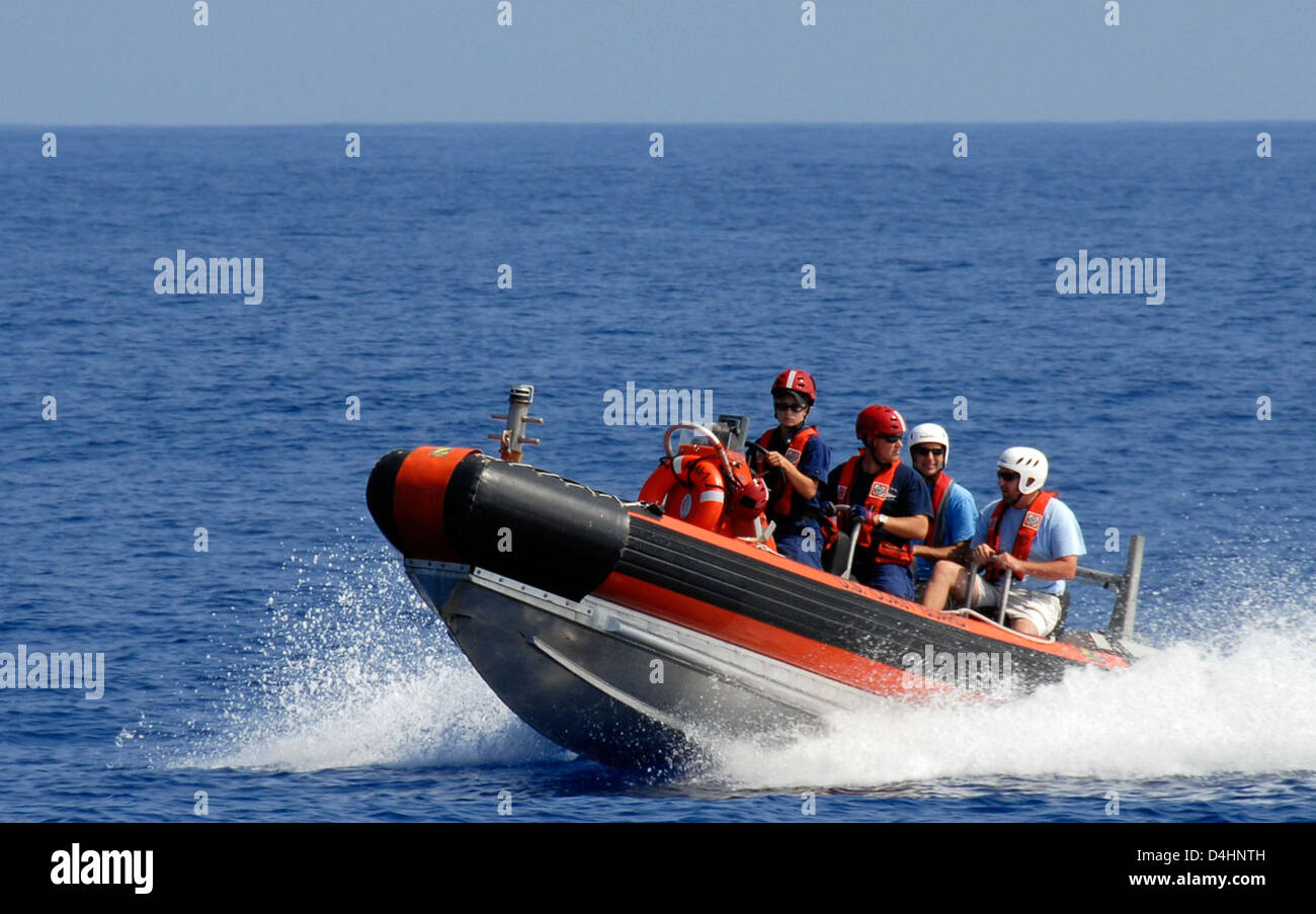 La Guardia Costiera degli Stati Uniti svolge un ruolo cruciale nella sicurezza interna, compreso lo spiegamento di taglierine e aerei per le operazioni di sicurezza. Queste risorse vengono utilizzate per far rispettare le leggi e proteggere le acque degli Stati Uniti da attività illegali. Foto Stock