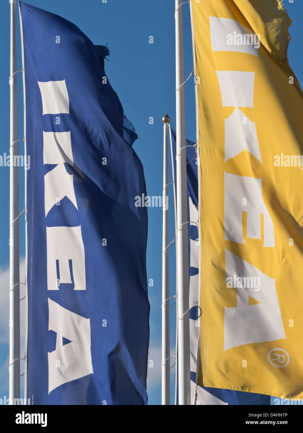 Flag di Ikea in svedese colori blu e giallo contro il cielo al di fuori di un negozio IKEA in Svezia. Per solo uso editoriale. Foto Stock