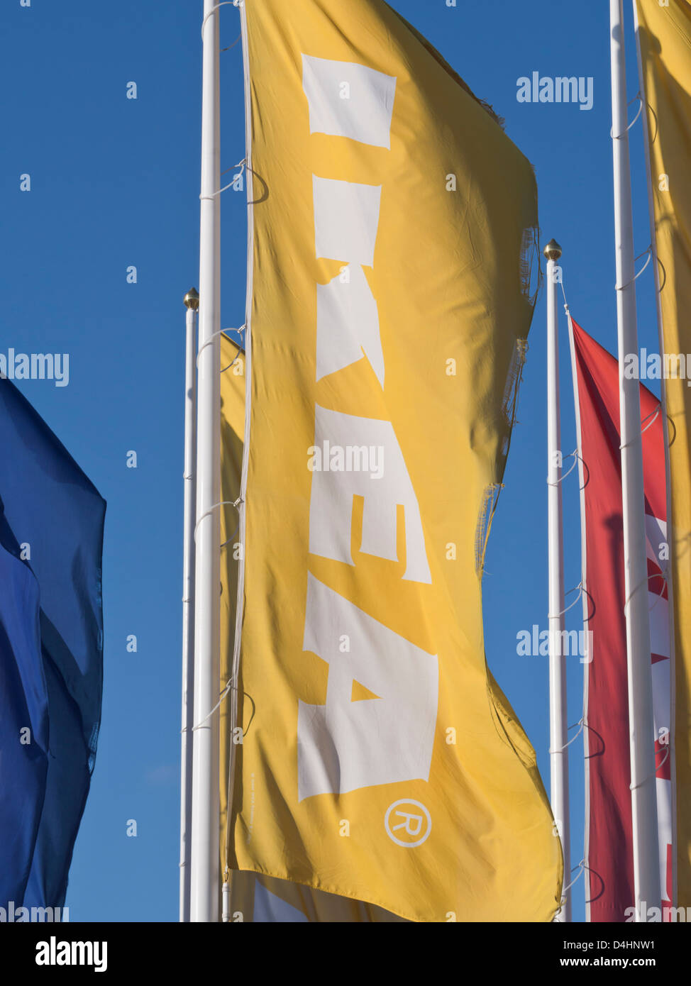 Ikea bandiere contro il cielo al di fuori di un negozio IKEA in Svezia. Per solo uso editoriale. Foto Stock