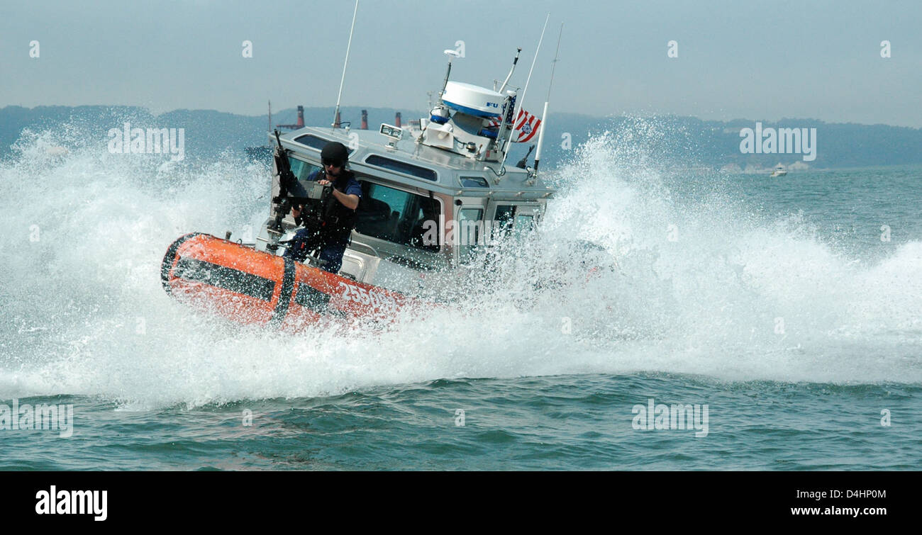 Un cutter della Guardia Costiera degli Stati Uniti opera come parte di una missione di sicurezza interna. La Guardia Costiera svolge un ruolo chiave nell'applicazione della legge, nella sicurezza marittima e nella protezione degli interessi nazionali, con imbarcazioni e taglierini specializzati impiegati per varie operazioni, tra cui le forze dell'ordine e la difesa nazionale. Foto Stock
