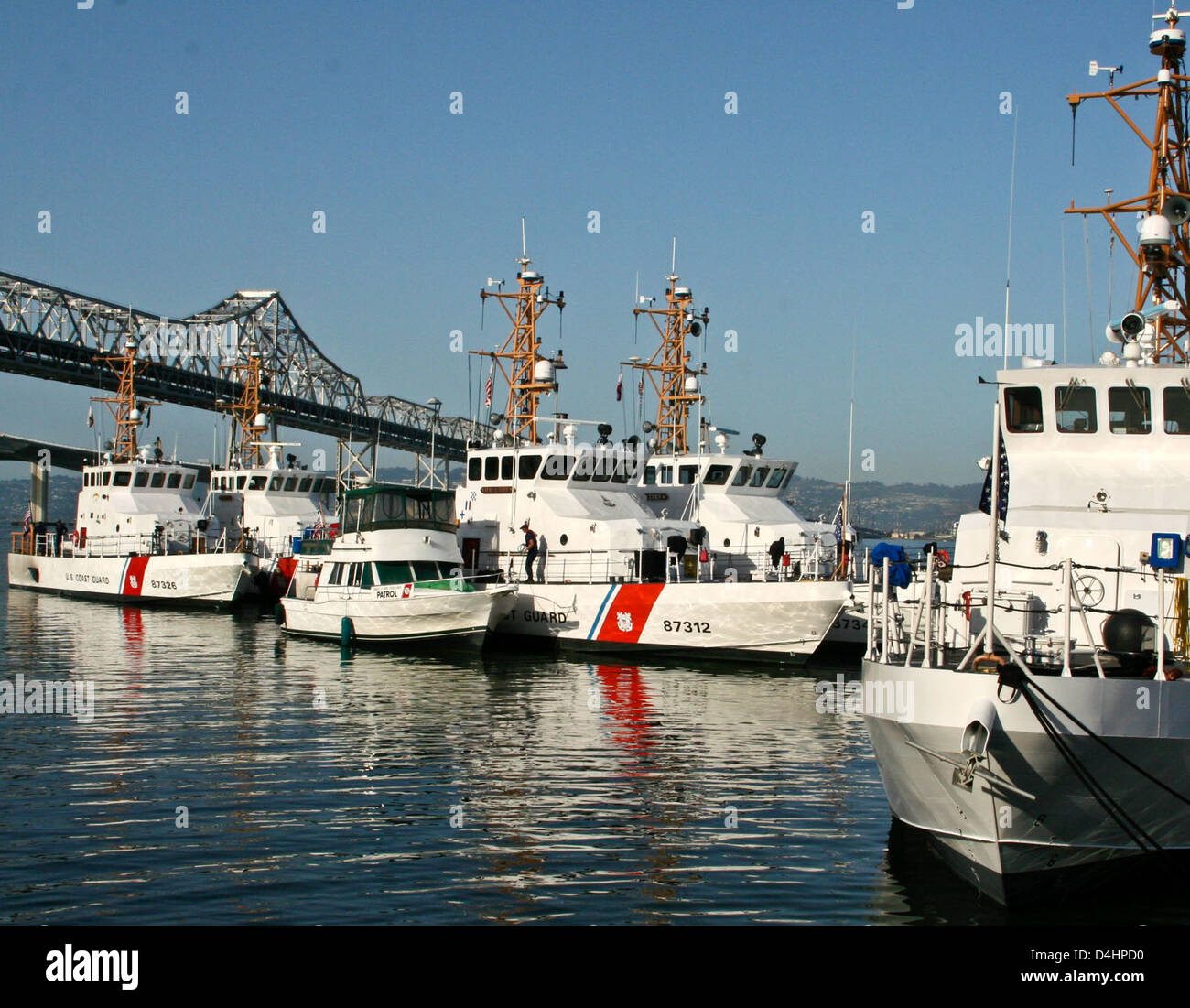 La Guardia Costiera continua le sue operazioni in Homeland Security, concentrandosi sulle forze dell'ordine e sulla sicurezza marittima utilizzando taglierini e aerei per pattugliamenti. Tali sforzi contribuiscono alla sicurezza nazionale e all'applicazione della legge in mare. Foto Stock