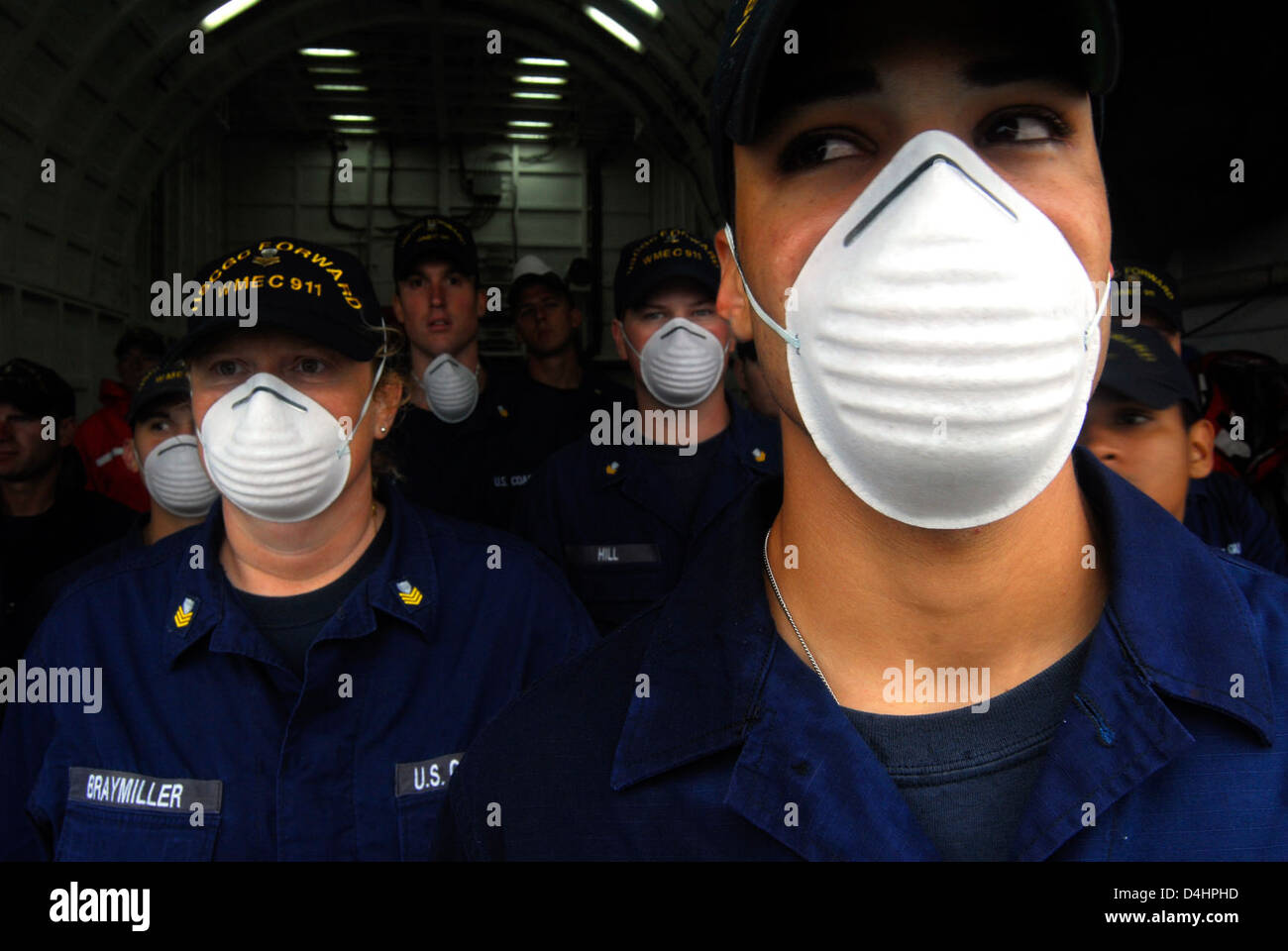L'immagine cattura il ruolo della Guardia Costiera degli Stati Uniti nella sicurezza interna, concentrandosi su barche, taglierini e operazioni di polizia. Questi sforzi includono la protezione delle acque statunitensi, la risposta alle emergenze e la garanzia della sicurezza nazionale attraverso operazioni coordinate con altre agenzie, utilizzando barche, taglierini e aerei per missioni di sicurezza e forze dell'ordine. Foto Stock