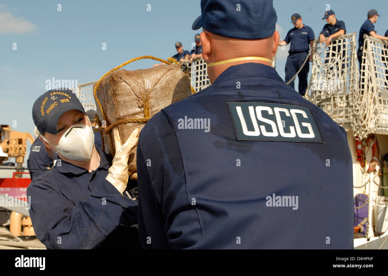 Questa operazione della Guardia Costiera coinvolge una varietà di risorse, tra cui taglierini e aerei, per garantire la sicurezza interna. Queste operazioni sono essenziali per mantenere la difesa nazionale e la sicurezza pubblica, utilizzando sforzi coordinati per pattugliare e proteggere le acque degli Stati Uniti. Foto Stock