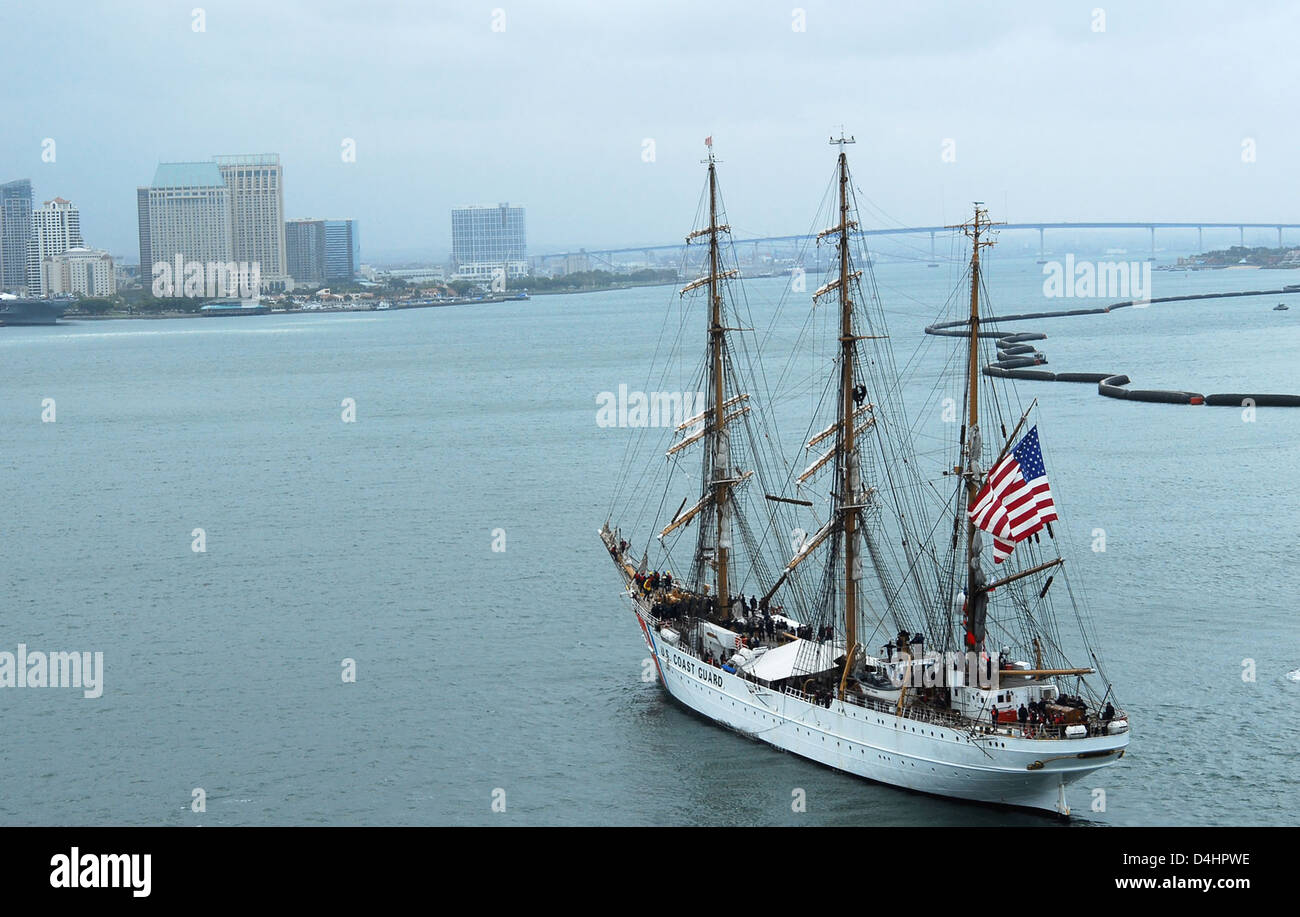 Un cutter della Guardia Costiera in azione durante una missione di sicurezza interna. L'operazione comporta sforzi di applicazione della legge e di sicurezza militare per garantire la sicurezza marittima e proteggere gli interessi nazionali, compresi i pattugliamenti di navi e il sostegno degli aeromobili. Foto Stock