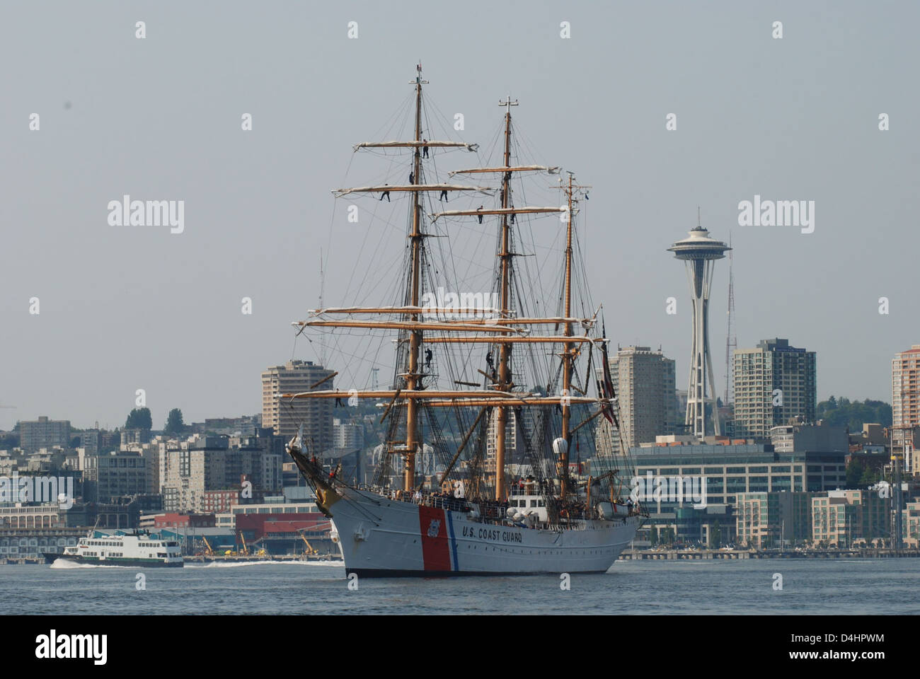 La Guardia Costiera degli Stati Uniti conduce operazioni di sicurezza focalizzate sulla sicurezza interna. La missione include l'uso di imbarcazioni, taglierini e aerei per far rispettare la legge e l'ordine, garantire la sicurezza marittima e proteggere i confini nazionali. Foto Stock