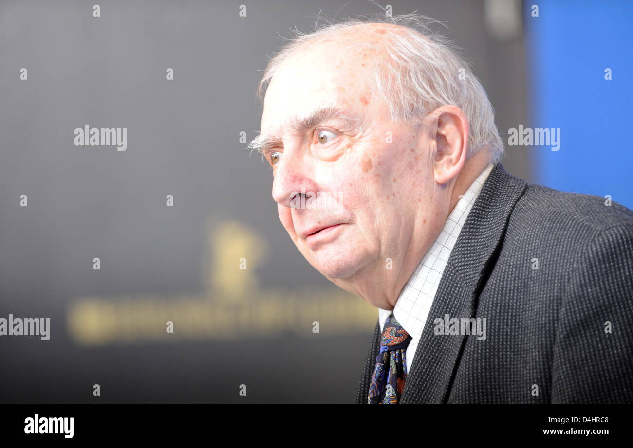 Regista francese Claude Chabrol pone durante una foto chiamata sul suo film ?Bellamy? Al 59° Festival Internazionale del Cinema di Berlino a Berlino, Germania, 07 febbraio 2009. Il film viene eseguito in Berlinale Special sezione un totale di 18 film competere per la Silver e Golden orsi del 59th Berlinale. Foto: RAINER JENSEN Foto Stock