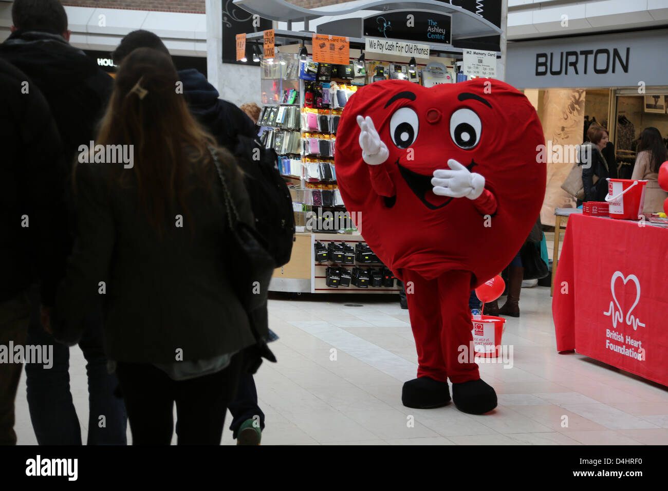 Persona vestita come cuore per raccogliere fondi per il British Heart Foundation In Ashley Shopping Center Epsom Surrey in Inghilterra Foto Stock