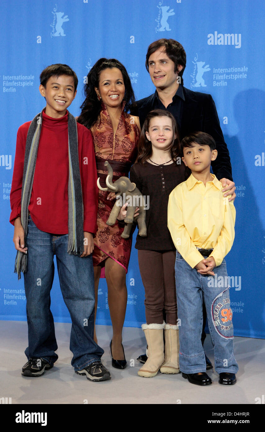 Attore messicano Gael Garcia Bernal (C back), Filippino attrice Marife Necesito (2-L) e attori Jan Nicdao (L), Martin Delos Santos (R) e Sophie Nyweide (2-R) pongono al photocall per il loro film mammut ?? Al 59° Festival Internazionale del Cinema di Berlino a Berlino, Germania, 08 febbraio 2009. Il film viene eseguito in concorrenza, per un totale di 18 film competere per la Silver e Golden Orsi Foto Stock