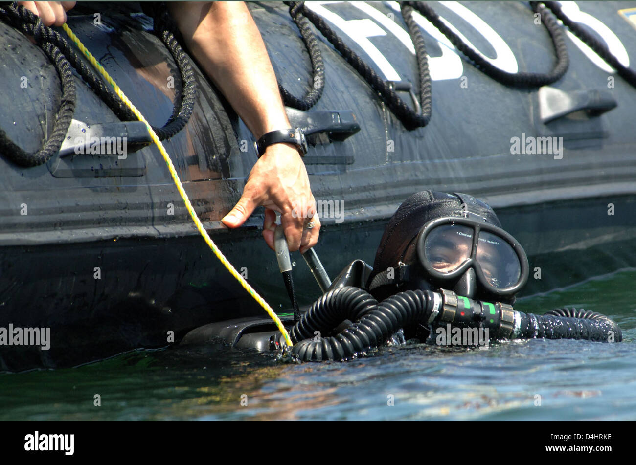 Questa immagine raffigura un'operazione della Guardia Costiera americana nel New Hampshire incentrata sulla sicurezza interna. Il personale della Guardia Costiera viene visto a bordo dei taglierini, garantendo la sicurezza nei porti e nei corsi d'acqua. Il loro ruolo include l'applicazione della legge e dell'ordine, lo svolgimento di pattuglie marittime e la salvaguardia della sicurezza nazionale nella regione. Foto Stock