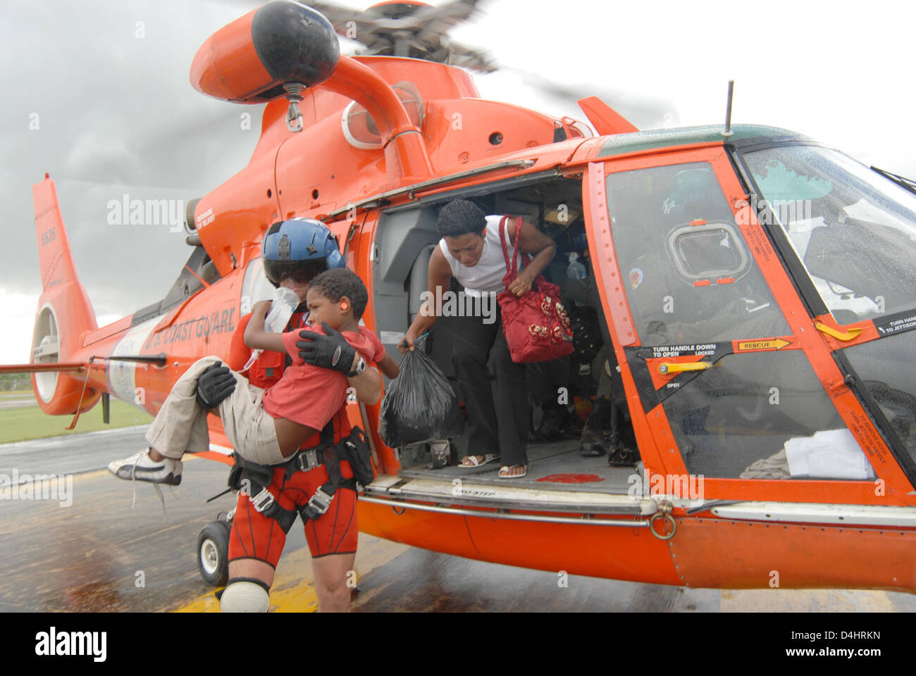 La Guardia Costiera degli Stati Uniti, come parte della sicurezza Nazionale, continua il suo ruolo nelle operazioni di sicurezza nazionale e di sicurezza militare. Ciò include le forze dell'ordine, le pattuglie tagliatrici e la difesa marittima in coordinamento con altre agenzie. Foto Stock