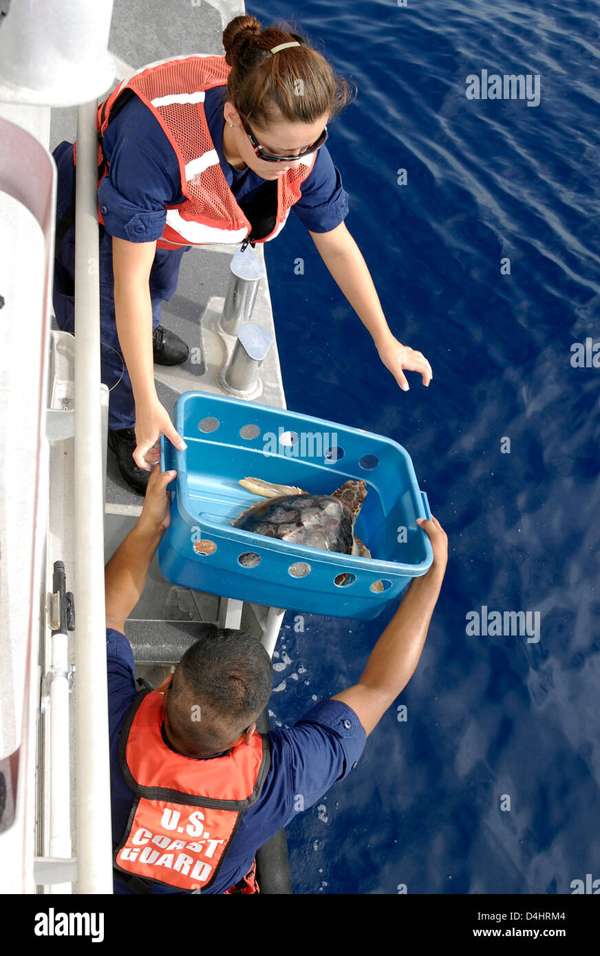 Questa immagine della Guardia Costiera raffigura l'integrazione di barche e taglierine di sicurezza durante una missione di sicurezza interna. L’operazione comprende il personale che coordina l’applicazione della legge alle frontiere marittime con il sostegno degli aeromobili. Foto Stock