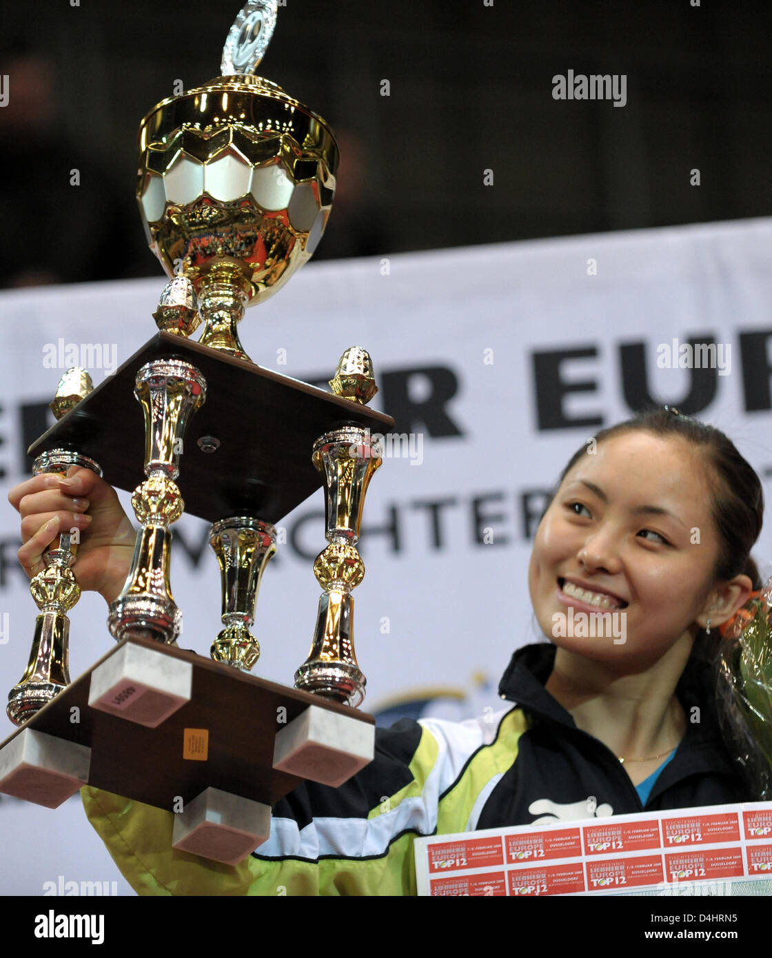 La polonia?s Li Qian vince il Ping Pong Europe Top 12 campionati a Duesseldorf in Germania, 08 febbraio 2009. Li ha vinto oltre Netherland?s giacciono Jie con 4-1. Foto: FRANZ-PETER TSCHAUNER Foto Stock