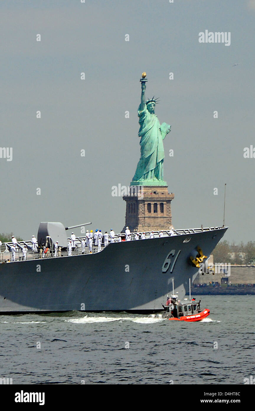 Le taglierine e gli aerei della Guardia Costiera degli Stati Uniti lavorano in coordinamento con la sicurezza Nazionale per garantire la sicurezza marittima a New York, migliorando le operazioni di applicazione della legge e salvaguardando i confini nazionali. Foto Stock