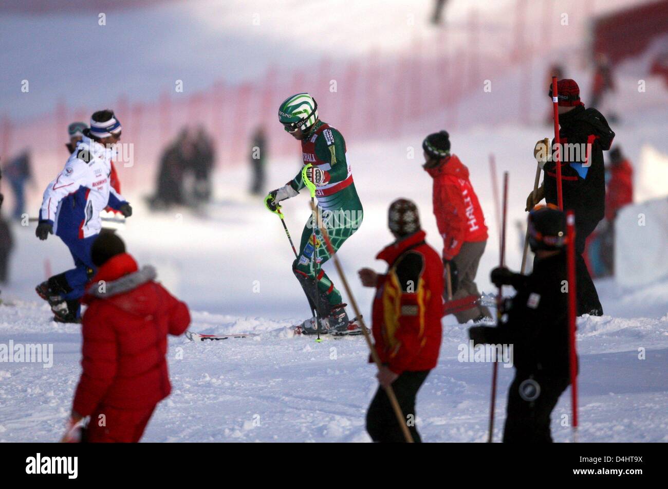 Noi Bode Miller (C) sorge accanto al corso dopo aver fallito in uomini?s Slalom combinata della concorrenza a sci alpino Campionati del Mondo in Val d'Isere, Francia, 09 febbraio 2009. La Val d'Isere 2009 Sci Alpino Campionati del Mondo si svolgerà dal 02 al 15 febbraio. Foto: Karl-Josef Hildenbrand Foto Stock