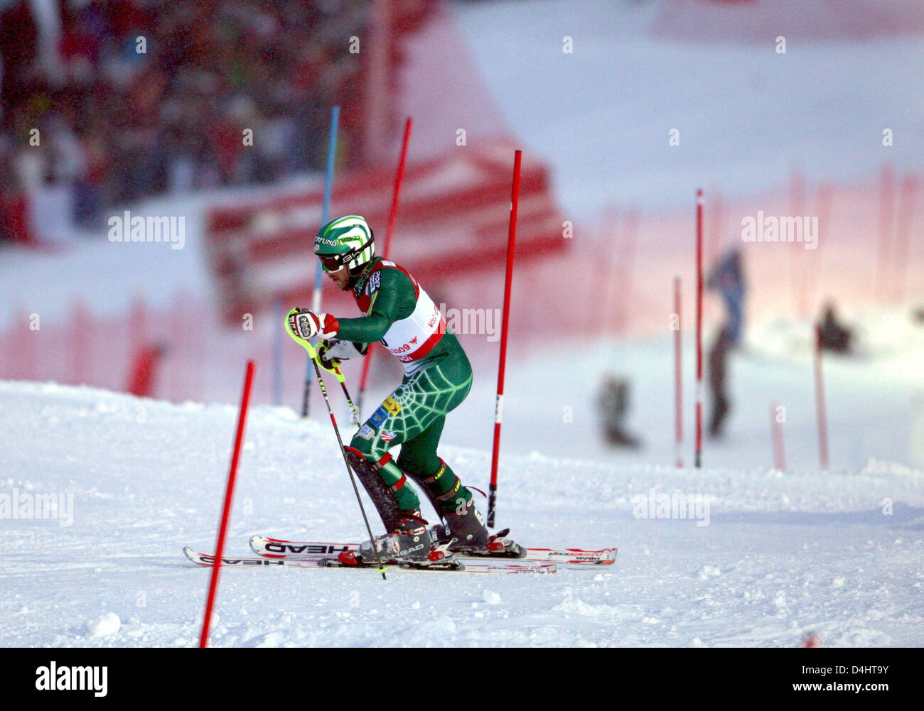 Noi Bode Miller si erge accanto al corso dopo aver fallito in uomini?s Slalom combinata della concorrenza a sci alpino Campionati del Mondo in Val d'Isere, Francia, 09 febbraio 2009. La Val d'Isere 2009 Sci Alpino Campionati del Mondo si svolgerà dal 02 al 15 febbraio. Foto: Karl-Josef Hildenbrand Foto Stock