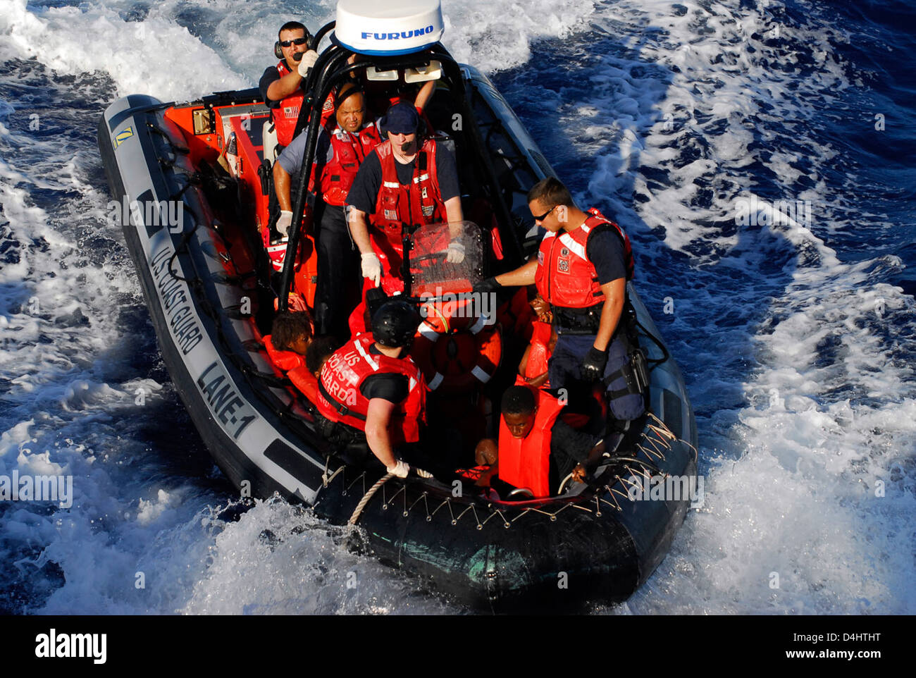 La Guardia Costiera degli Stati Uniti svolge un ruolo cruciale nella sicurezza interna, fornendo forze dell'ordine marittime, servizi di sicurezza e operazioni di risposta. I taglienti della Guardia Costiera pattugliano le acque, garantendo la sicurezza e l'applicazione delle leggi nelle acque territoriali degli Stati Uniti. Foto Stock