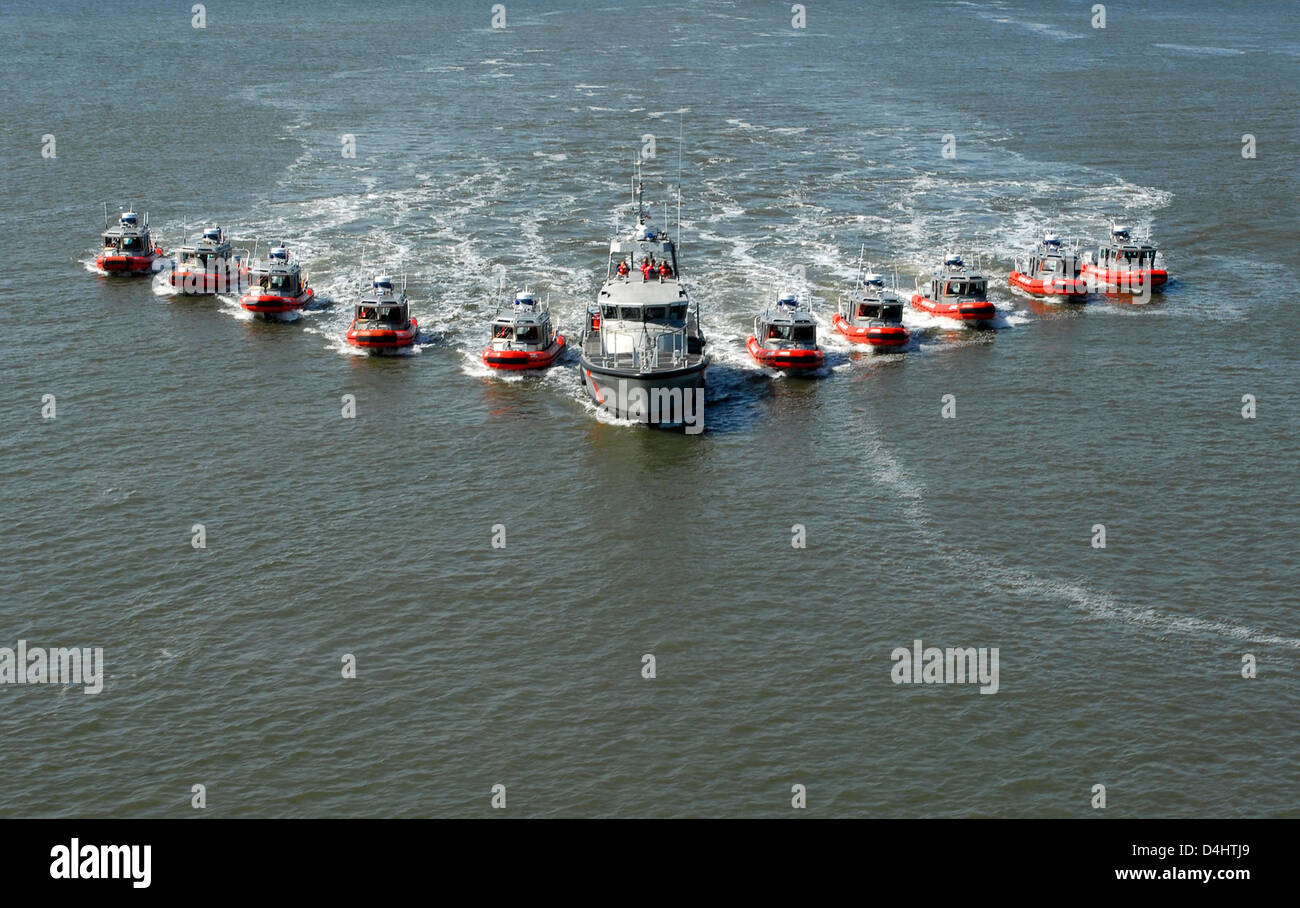 Le taglierine della Guardia Costiera svolgono un ruolo fondamentale nella sicurezza interna, pattugliando le acque degli Stati Uniti, applicando le leggi marittime e assicurando i confini nazionali. Queste imbarcazioni sono parte integrante delle operazioni di difesa nazionale e di applicazione della legge marittima. Foto Stock