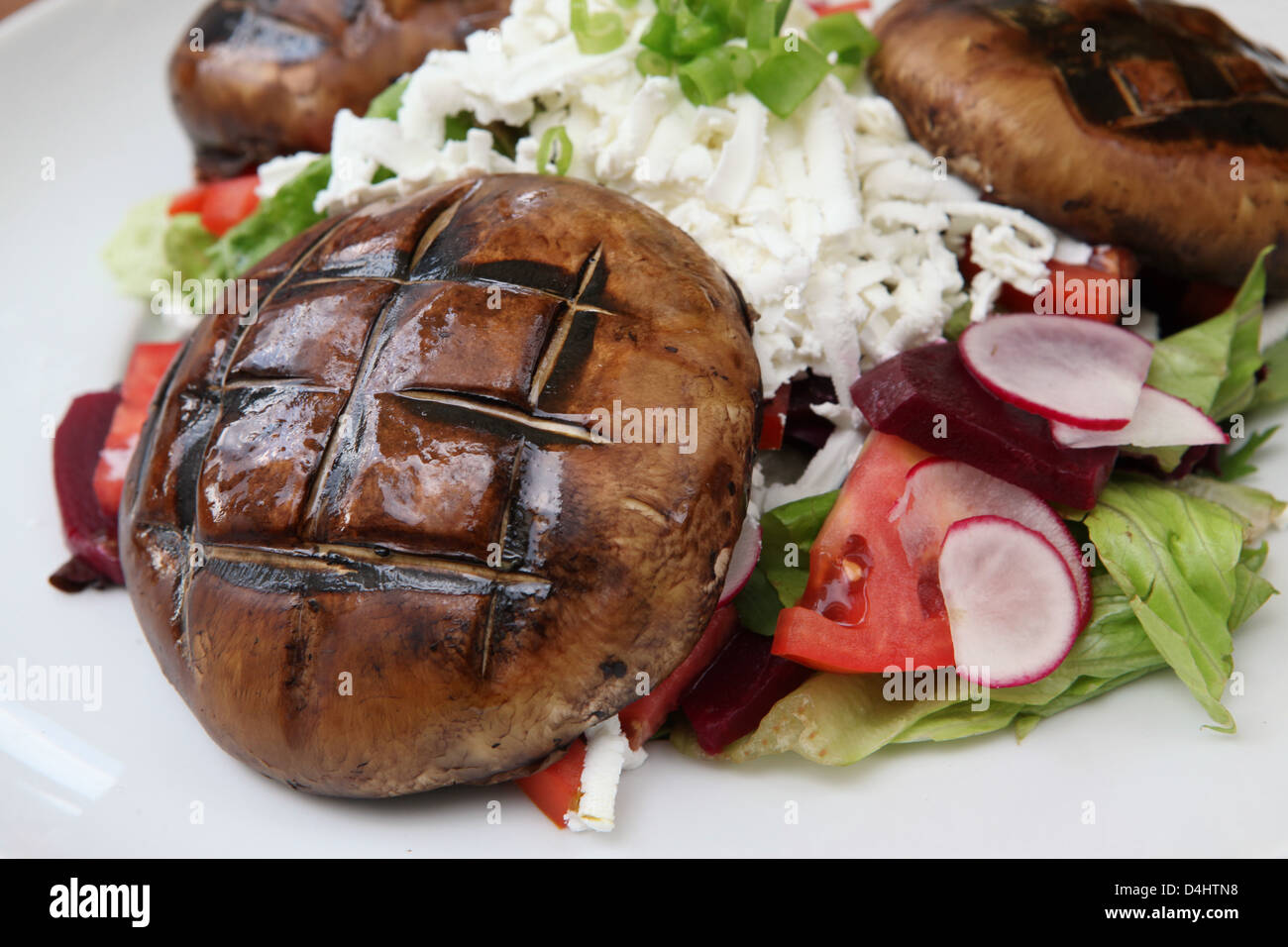 Insalata greca con il formaggio Feta e funghi Foto Stock