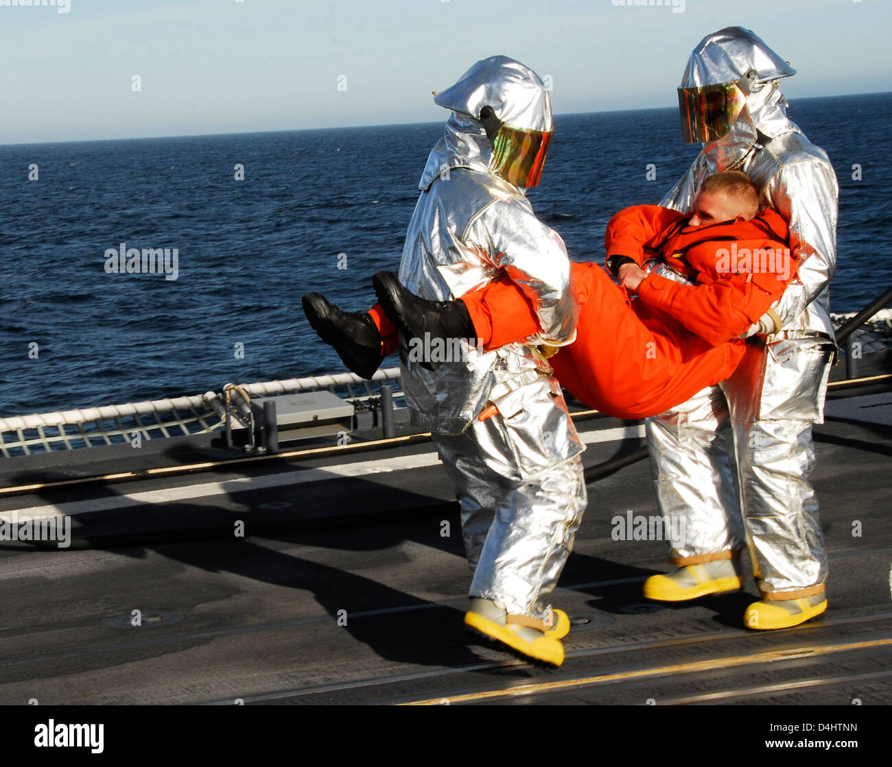 La U.S. Coast Guard National Security Cutter (NSC) sta conducendo un test operativo e una valutazione durante una missione in corso. Questo test valuta le capacità del cutter in condizioni reali per garantirne la disponibilità alle operazioni di sicurezza nazionale e difesa. Foto Stock