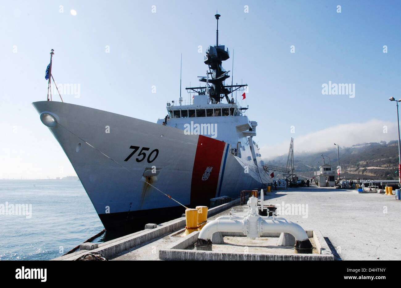 La National Security Cutter (NSC) della Guardia Costiera degli Stati Uniti ha condotto un test operativo e una valutazione in corso per valutare le sue capacità in condizioni marittime reali. Questo test faceva parte degli sforzi in corso per garantire l'efficacia del cutter nel garantire le coste statunitensi e fornire supporto alla sicurezza nazionale. Foto Stock