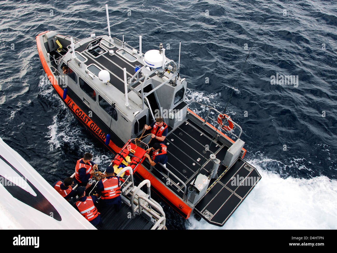 La U.S. Coast Guard National Security Cutter (NSC) ha condotto un test operativo e una valutazione in corso. Questo test è stato progettato per valutare le capacità del cutter e la prontezza per varie missioni della Guardia Costiera, garantendo l'efficacia operativa. Foto Stock