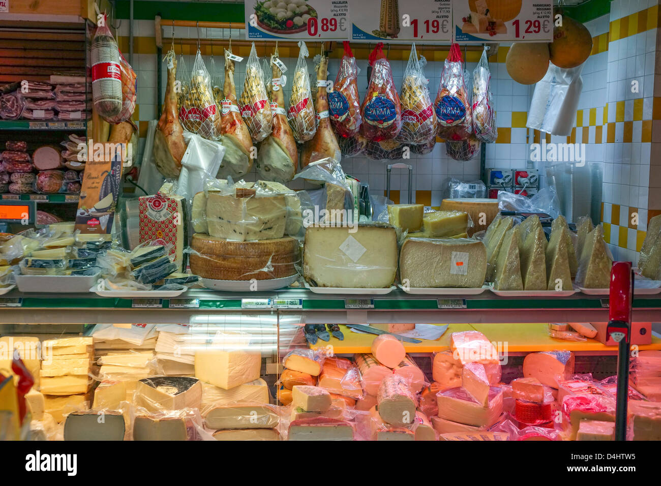 Formaggio e prosciutto contatore nel supermercato italiano Foto Stock