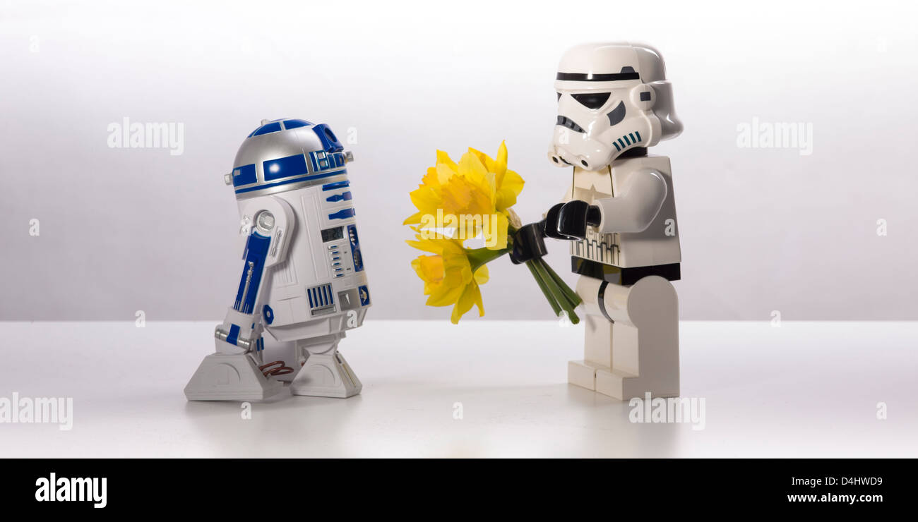 Star Wars, un indicibile storia d'amore. R2-D2 e uno Stormtrooper Foto Stock