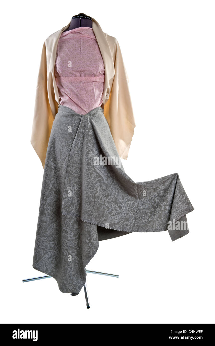 La produzione di abbigliamento per donna dal tessuto su un manichino Foto Stock