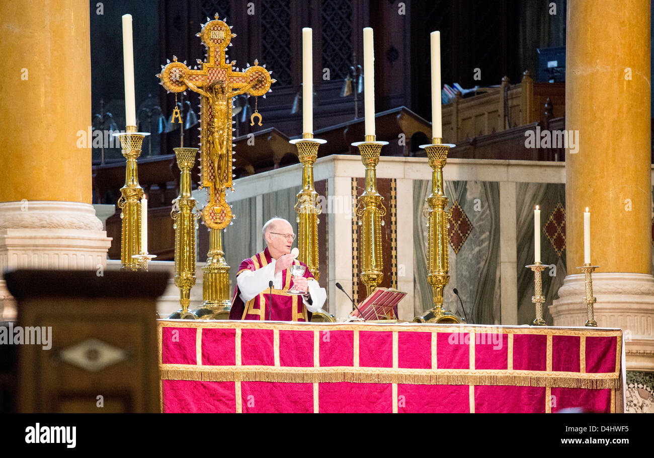 Cattedrale di Wesminster come cattolici celebrano l elezione del nuovo papa Foto Stock