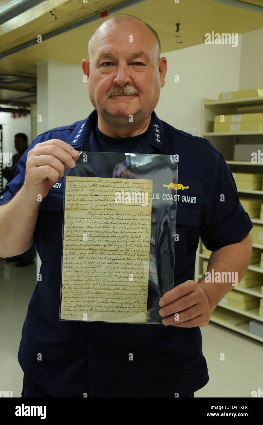 L'ammiraglio Thad W. Allen, ex comandante della Guardia Costiera degli Stati Uniti, è presente nei registri storici presso gli Archivi nazionali. La sua leadership è nota per i momenti critici nella storia della Guardia Costiera, comprese le operazioni di risposta e i cambiamenti organizzativi. Foto Stock