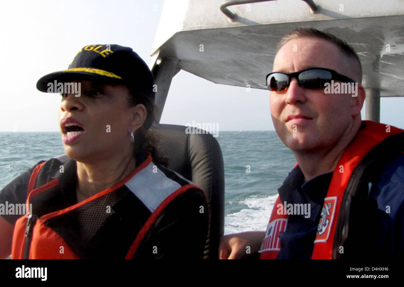 Un equipaggio della Guardia Costiera gestisce un motoscafo di 47 piedi, dimostrando la sua capacità di rispondere alle chiamate di soccorso e condurre operazioni di soccorso in condizioni difficili. Questa nave è parte integrante delle missioni della Guardia Costiera statunitense lungo la costa. Foto Stock