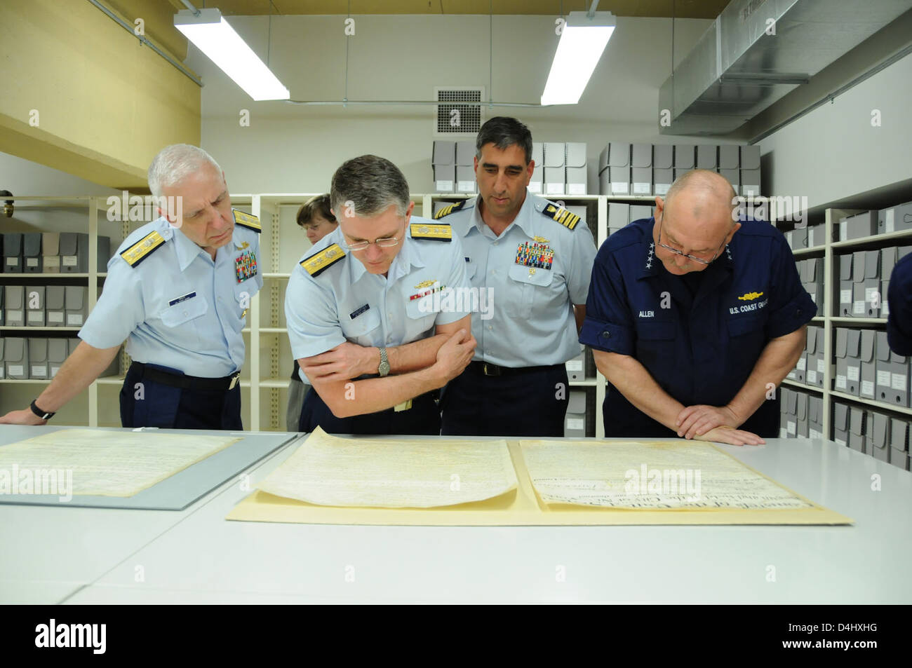 Thad W. Allen è riconosciuto agli Archivi nazionali per i suoi contributi alla Guardia Costiera degli Stati Uniti e alla sua leadership. Questo riconoscimento mette in evidenza il suo servizio e la sua eredità nel plasmare la storia e le operazioni della Guardia Costiera. Foto Stock