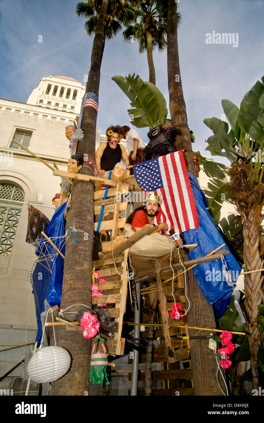 Occupare Wall Street manifestanti costruire una casa su un albero di Los Angeles City Hall durante la loro carriera in ottobre, 2011. Nota segni. Foto Stock