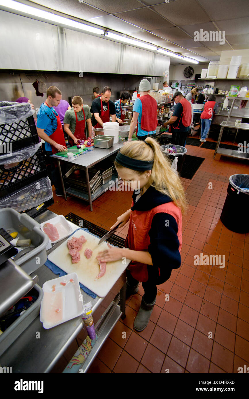 Classe media volontari caritatevoli pitch in a Costa Mesa, CA, zuppa di cucina per sfamare i senzatetto. Foto Stock