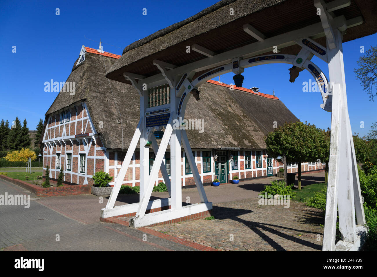 Altes Land, Neuenkirchen presso il fiume, Luehe traditionel entrane gate ad una casa colonica, Bassa Sassonia Foto Stock