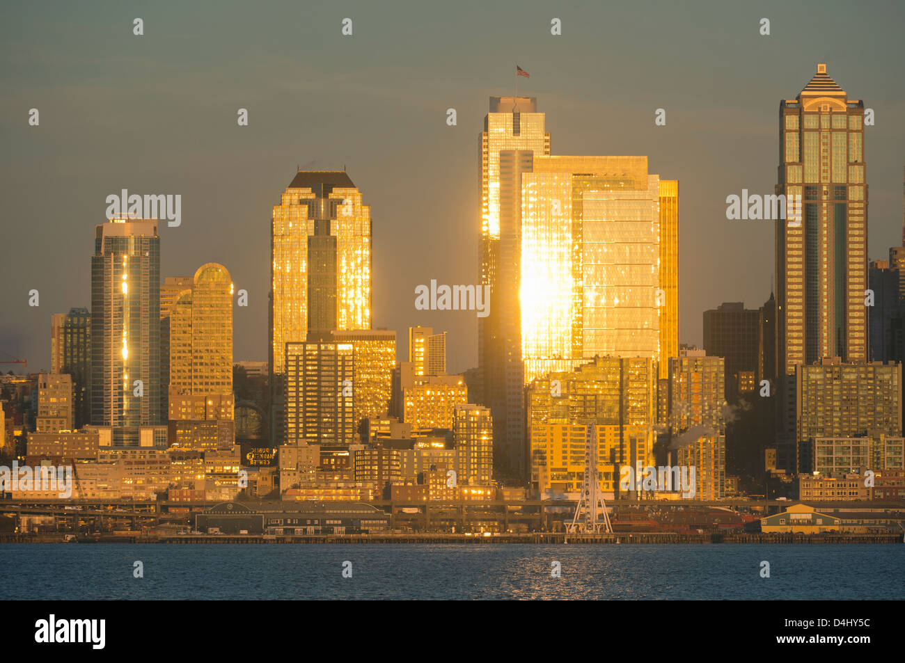 Inverno skyline al tramonto, il centro cittadino di Seattle, Washington Foto Stock