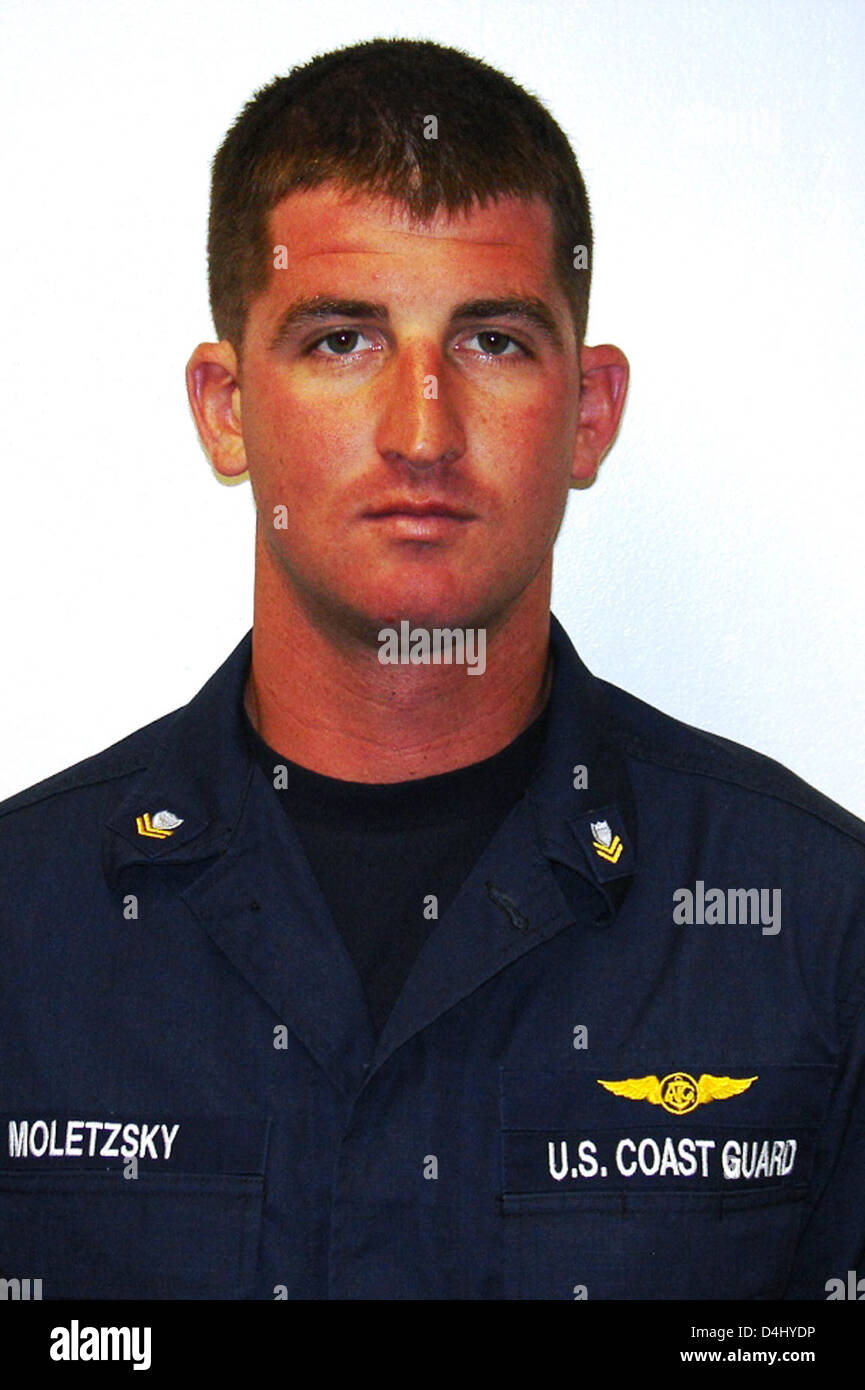 Il sottufficiale di seconda classe Jason S. Moletzsky, 26 anni, di Norristown, Pennsylvania, prestò servizio nella Guardia Costiera degli Stati Uniti come parte di un equipaggio aereo. È ricordato per il suo servizio e il suo sacrificio. Foto Stock