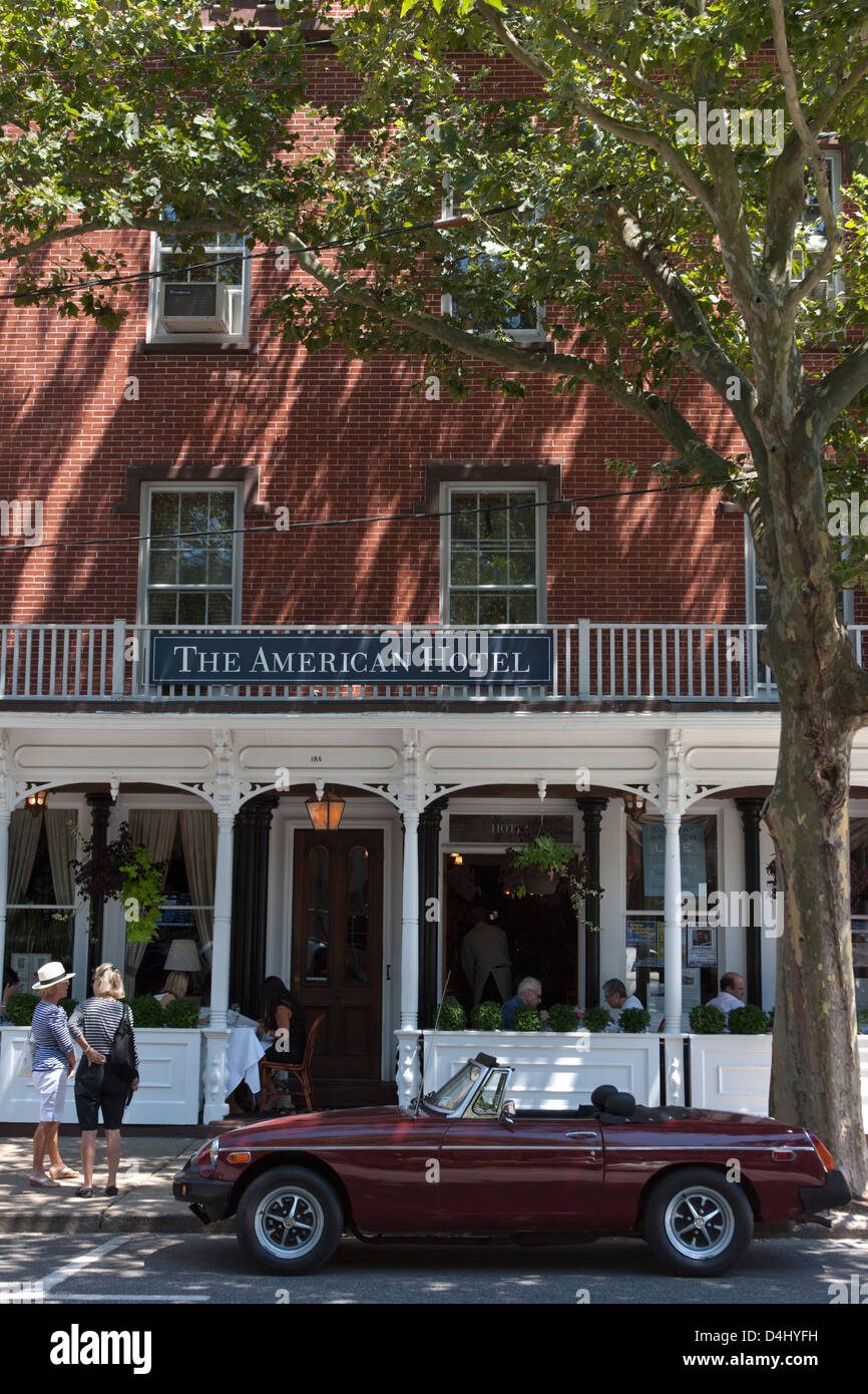 MGB ROADSTER (©BRITISH LEYLAND 1975) PORTICO ANTERIORE DELL'HOTEL AMERICANO MAIN STREET SAG HARBOUR SUFFOLK COUNTY LONG ISLAND NEW YORK STATE USA Foto Stock