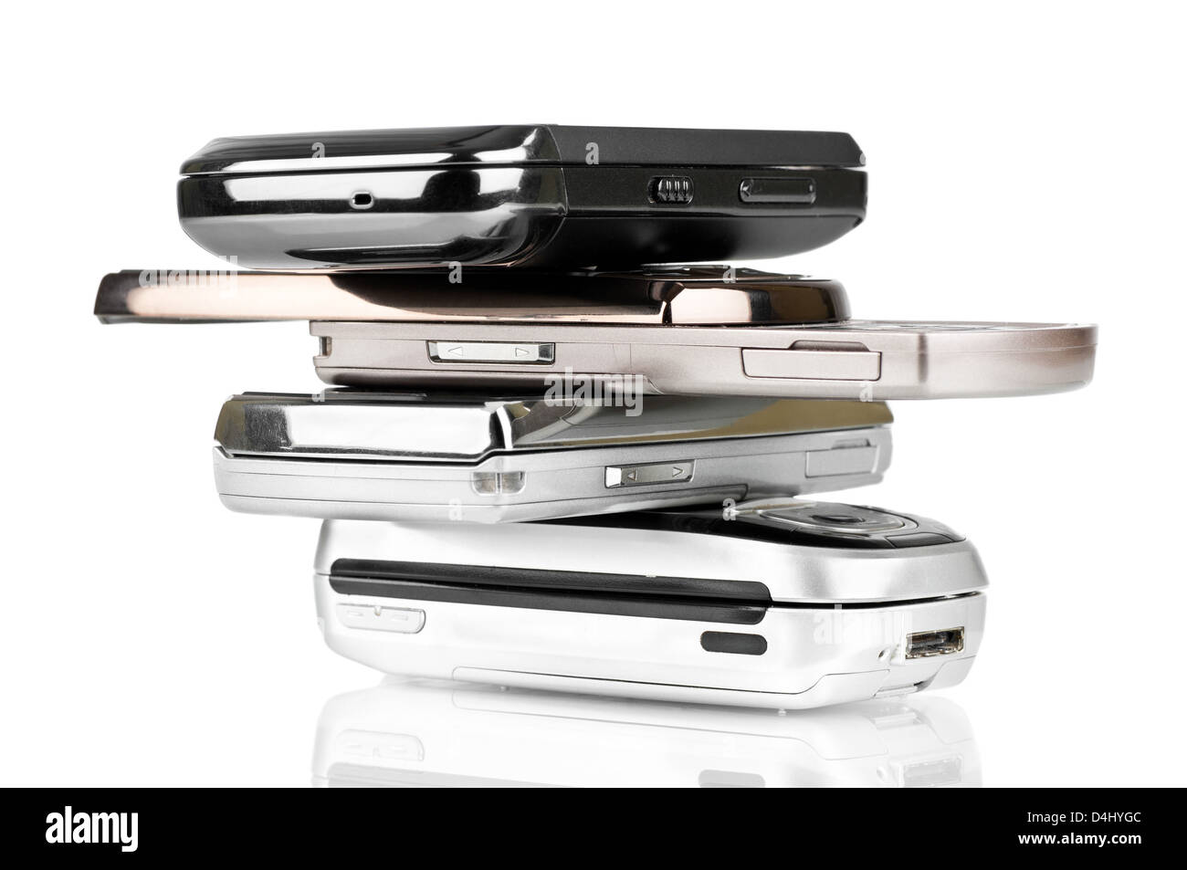 Pila di vecchi telefoni cellulari su uno sfondo bianco Foto Stock