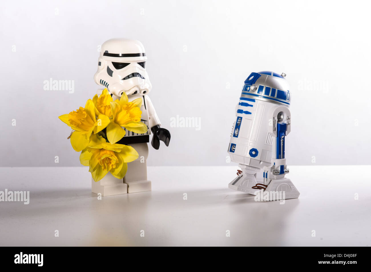 Star Wars, un indicibile storia d'amore. R2-D2 e uno Stormtrooper Foto Stock